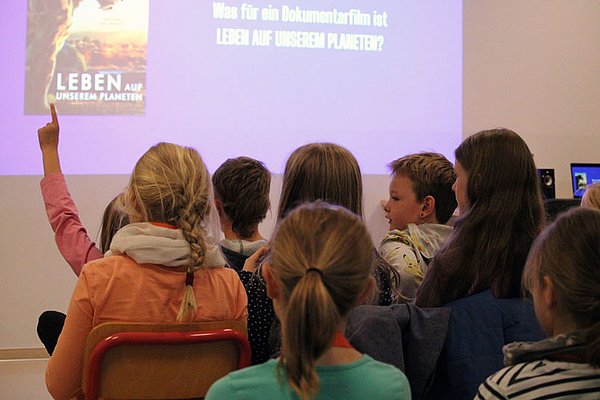 Kinder stellen fragen im Kinderhörsaal